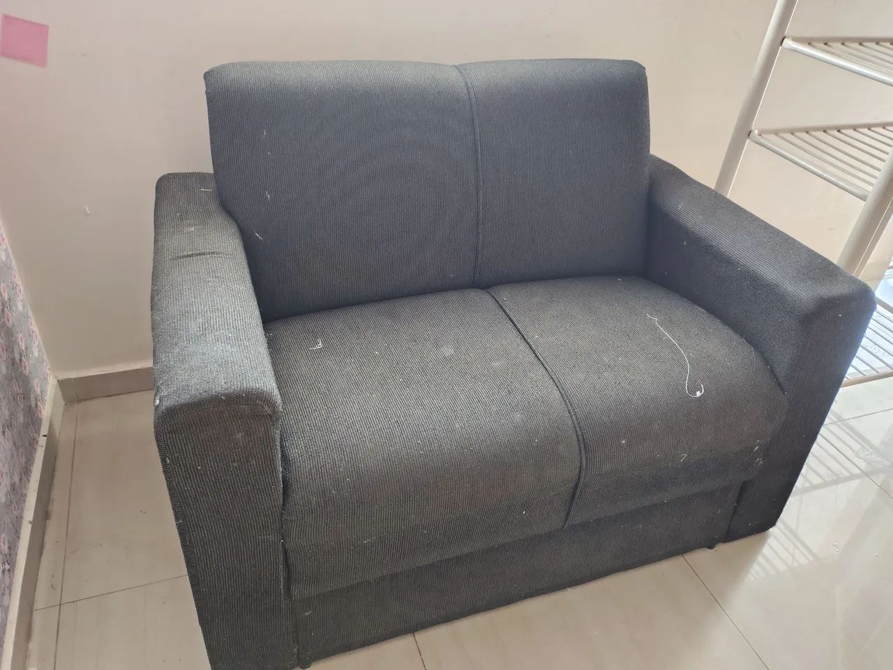 Vendo sofá 2 lugares e estande de ferro - Foto 2