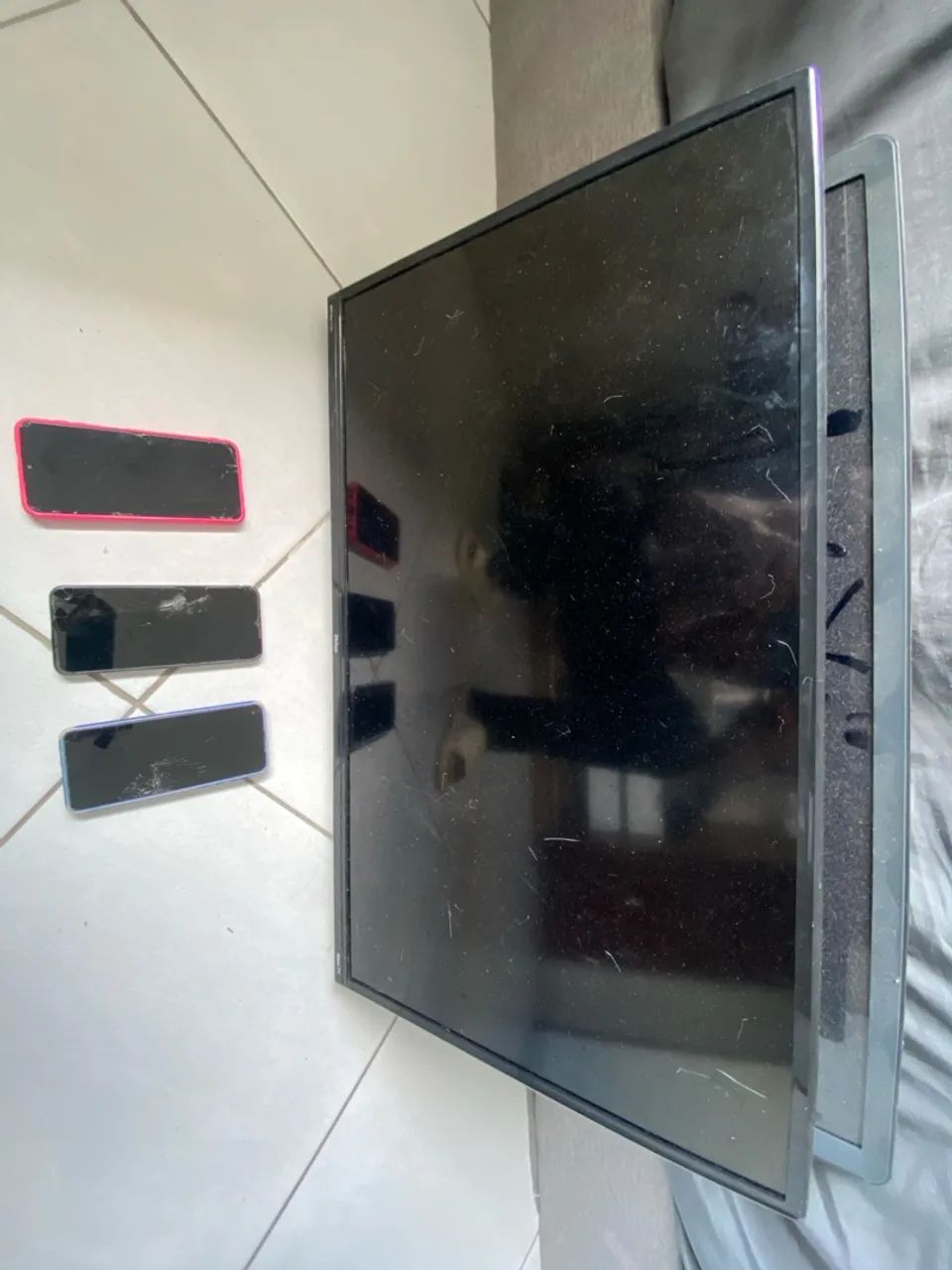 Tv e celular para retirar peças tem conversa no valor 
