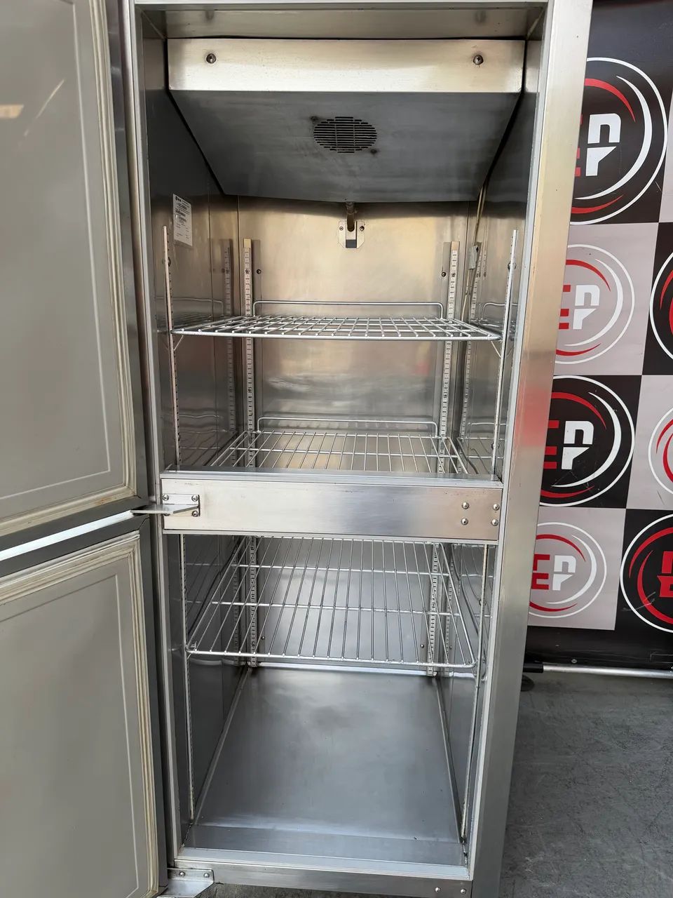 VENDO UMA GELADEIRA VERTICAL 2 PORTAS MACOM SEMI NOVA - Foto 5