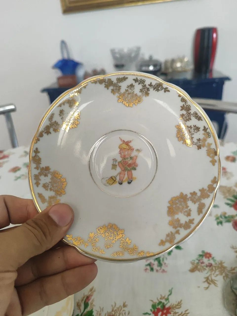 Jogo Louça com 3 Xícaras e 2 pratos um sobremesa e um de chá Porcelana real - Foto 2