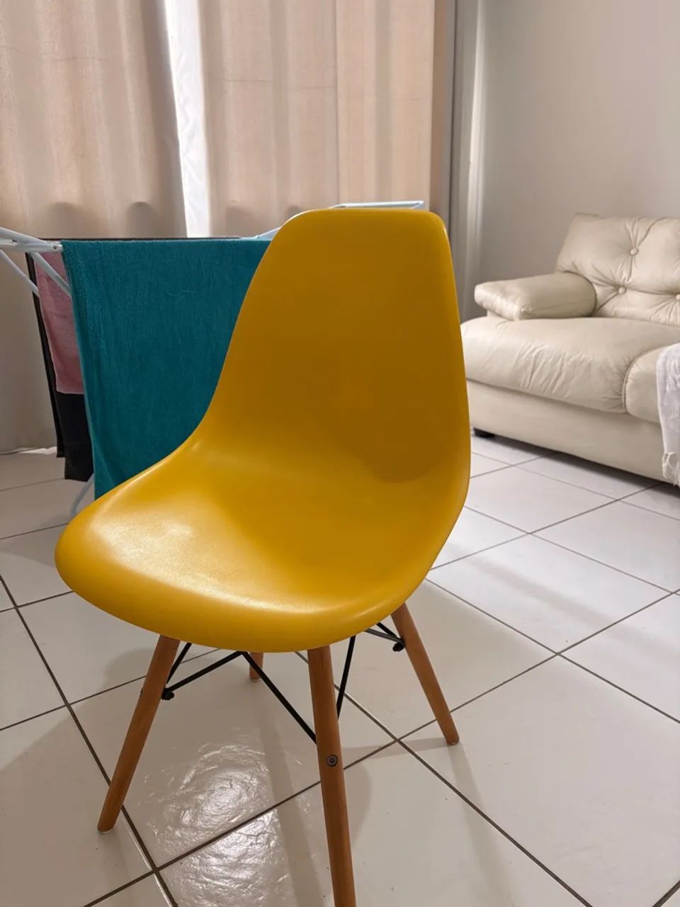 Par Cadeiras Charles Eames Eiffel (branca e amarela)