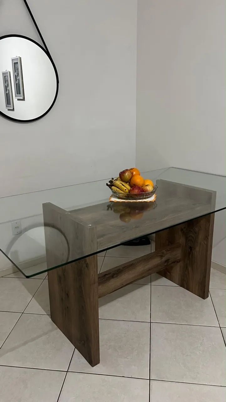 Mesa de Jantar com Tampo de Vidro e Base de Madeira Rústica