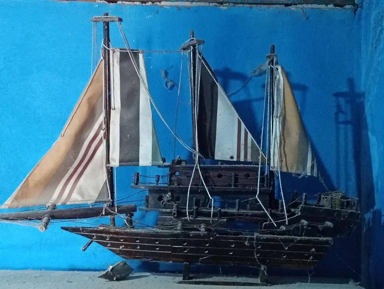 Vendo um navio miniatura 