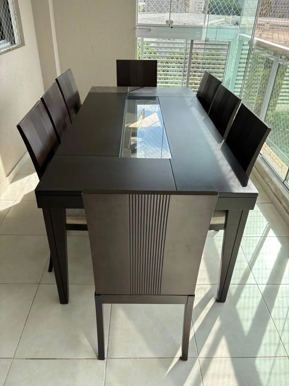 Mesa de Madeira com Tampo de Vidro de 8 Lugares