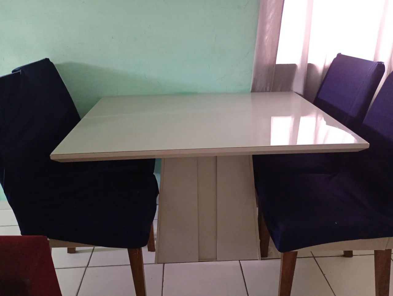 Mesa com quatro cadeiras - Foto 3