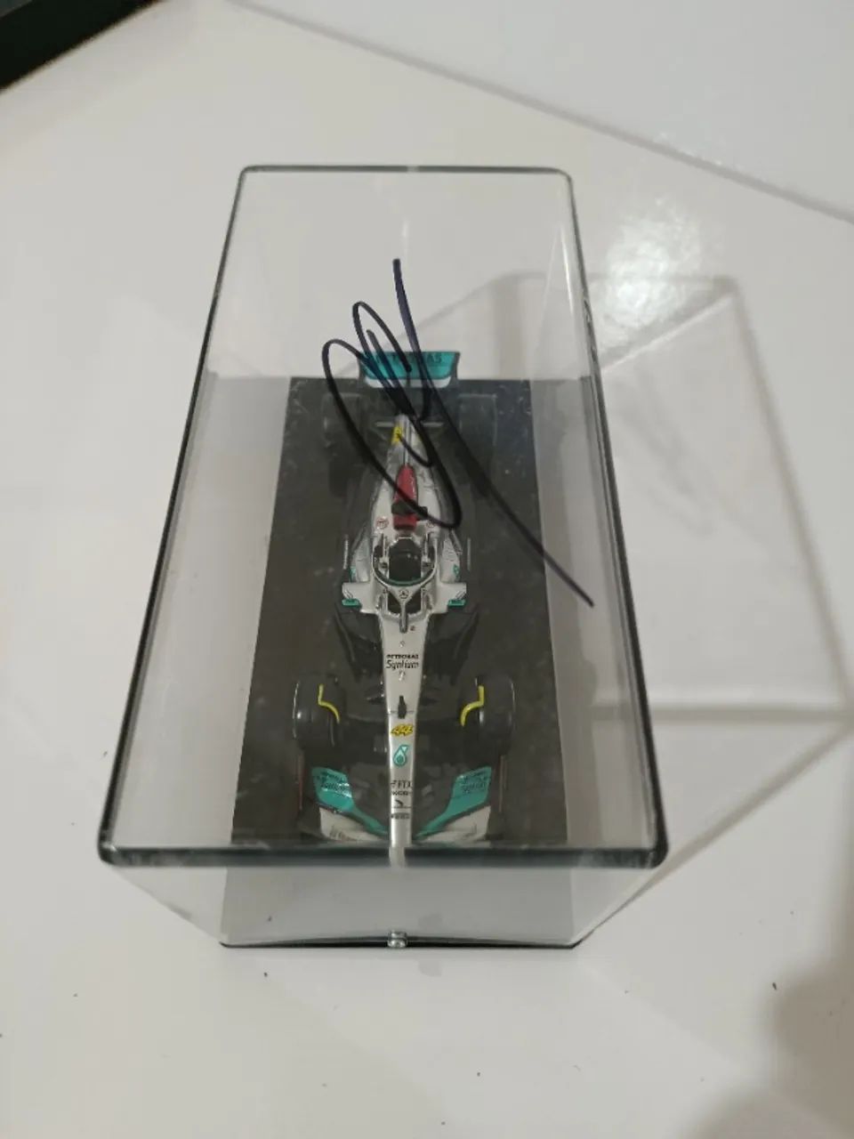 Replica F1 Mercedes autografado Louis Hamilton 