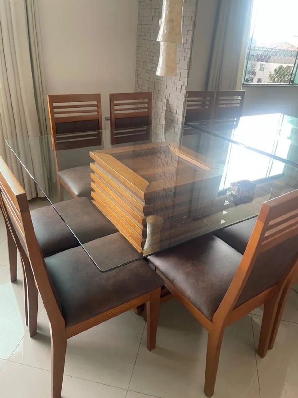Vendo mesa de vidro com 6 cadeiras . - Foto 2