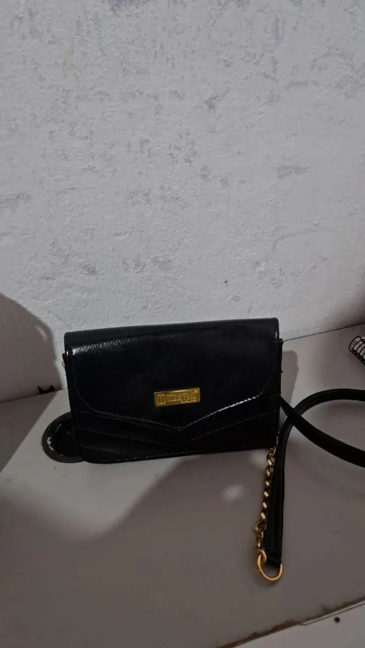 bolsa preta com alça em corrente dourada  - Foto 5