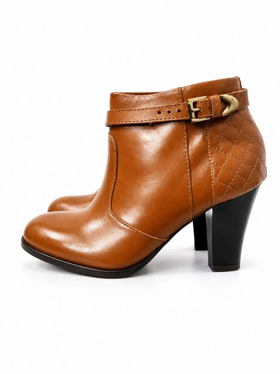 Bota marrom cano de  couro curto número 33