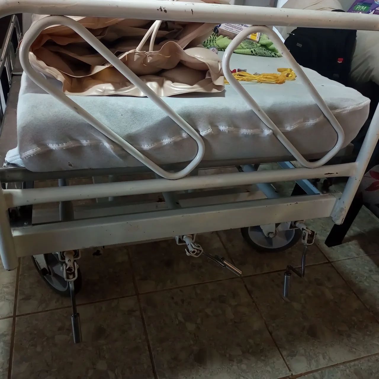 Cama hospitalar com rodas e base de Inox