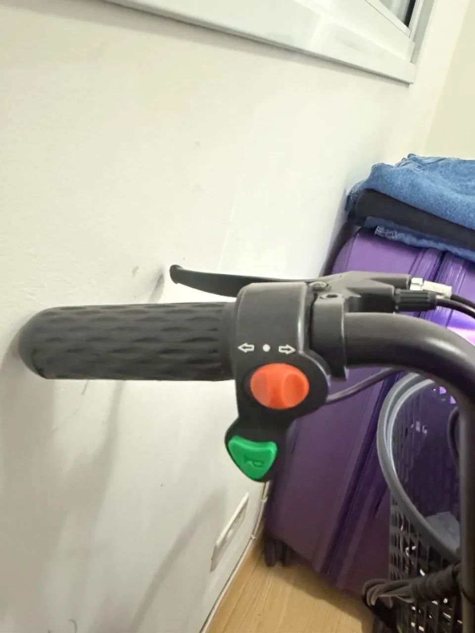 Scooter Patinete Elétrico Adulto, com farol, chave e buzina - Foto 3