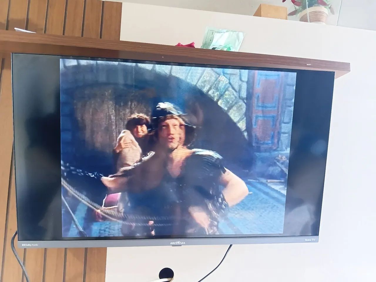 Tv Britânia smart Led 32 polegadas tela fina Wi-Fi Disney Netflix top semi nova  - Foto 4