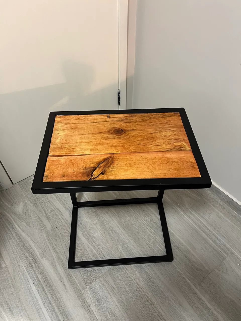 ? MESA DE APOIO PARA CAMA ? METALON + MADEIRA