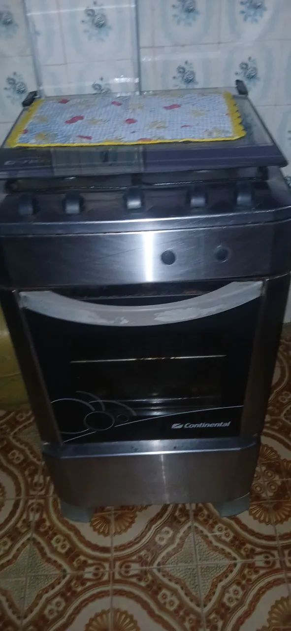 Fogão geladeira cama cômoda cômoda de roupa três puffs