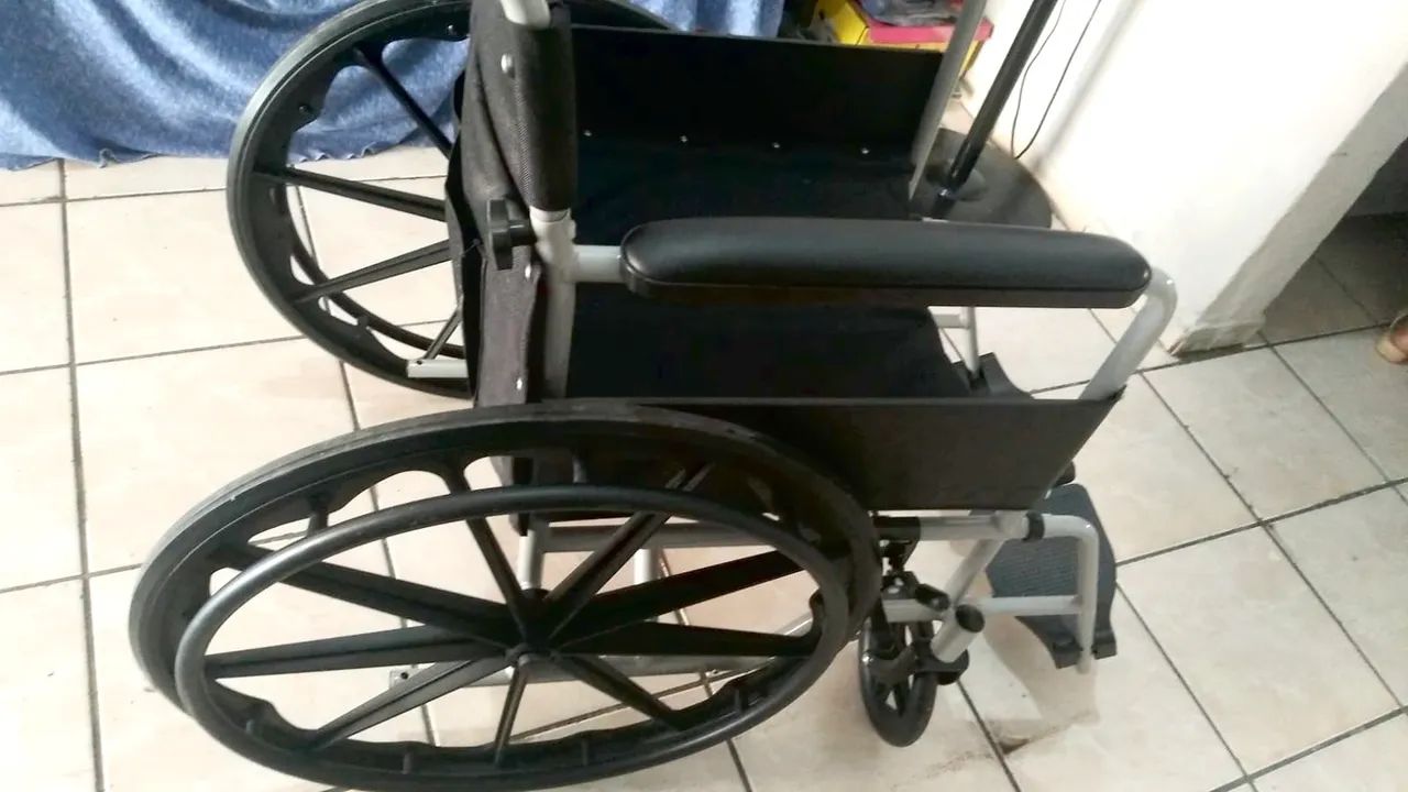 Cadeira de rodas nova 