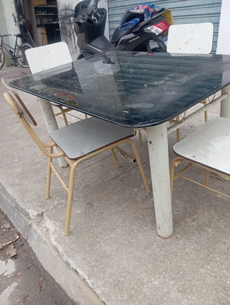 Mesa com tampo de vidro e quatro cadeiras  - Foto 3