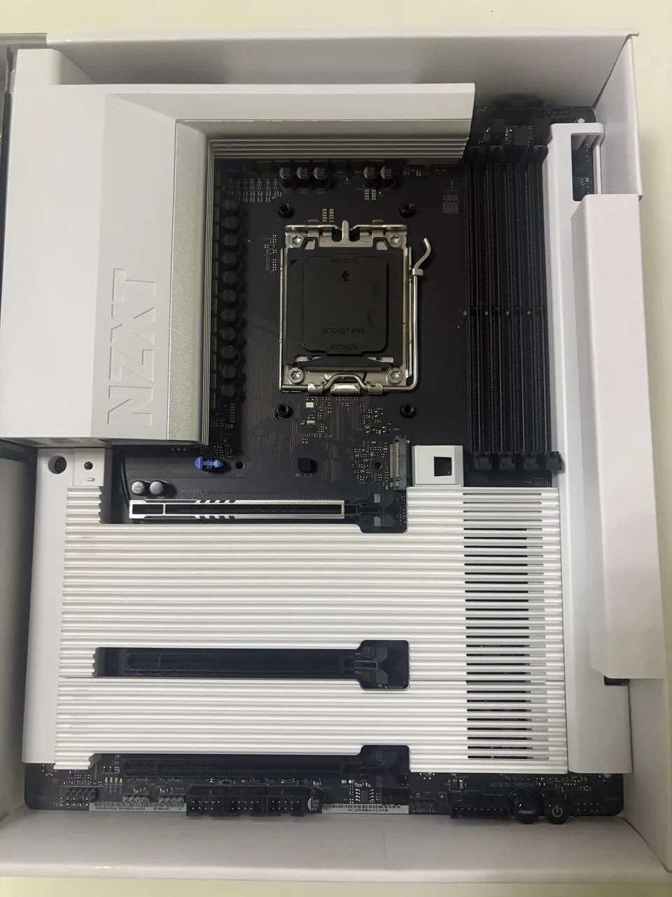 B850 NZXT WHITE completa com caixa e antena  - Foto 3