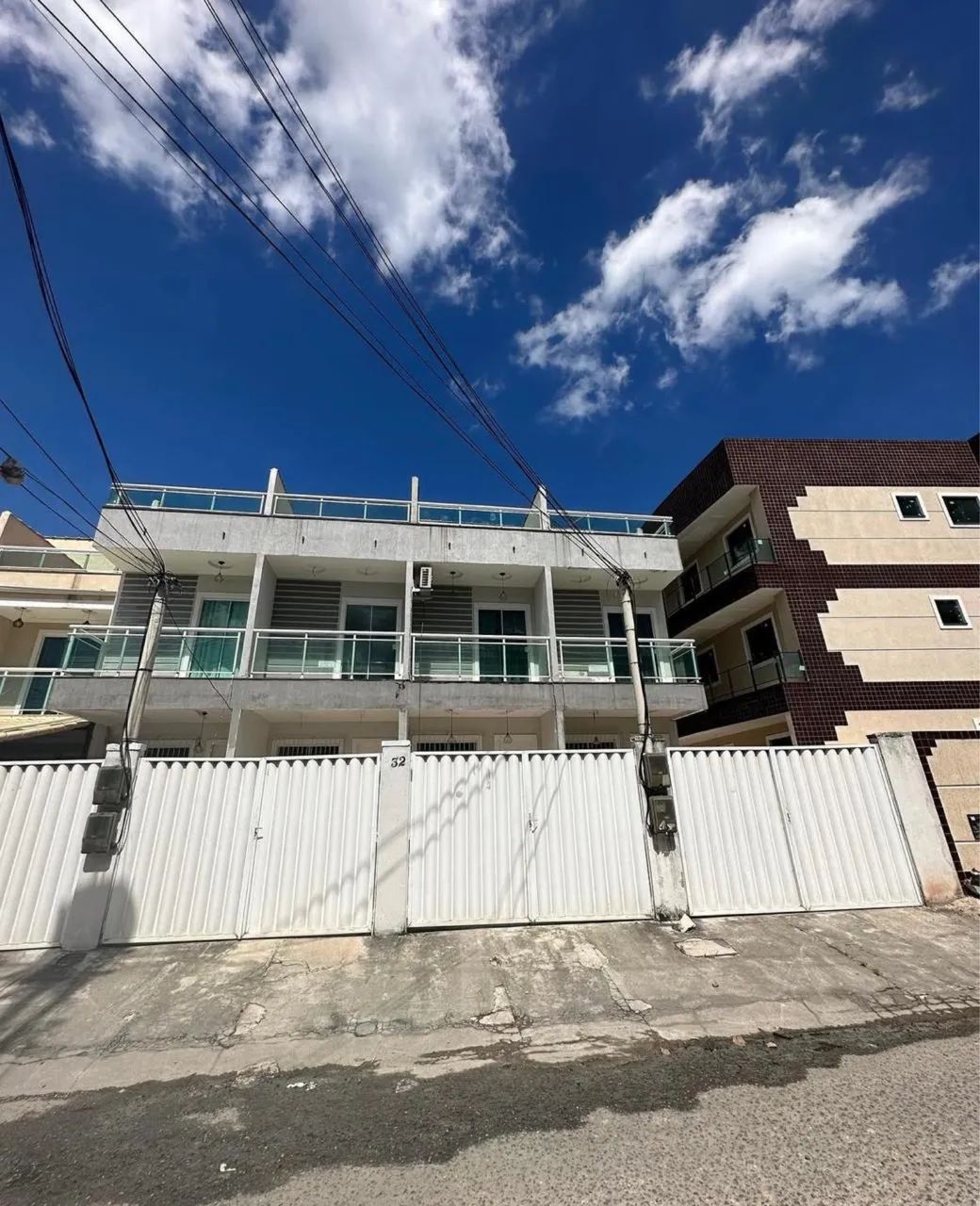 Casa triplex, com 2 quartos com suítes