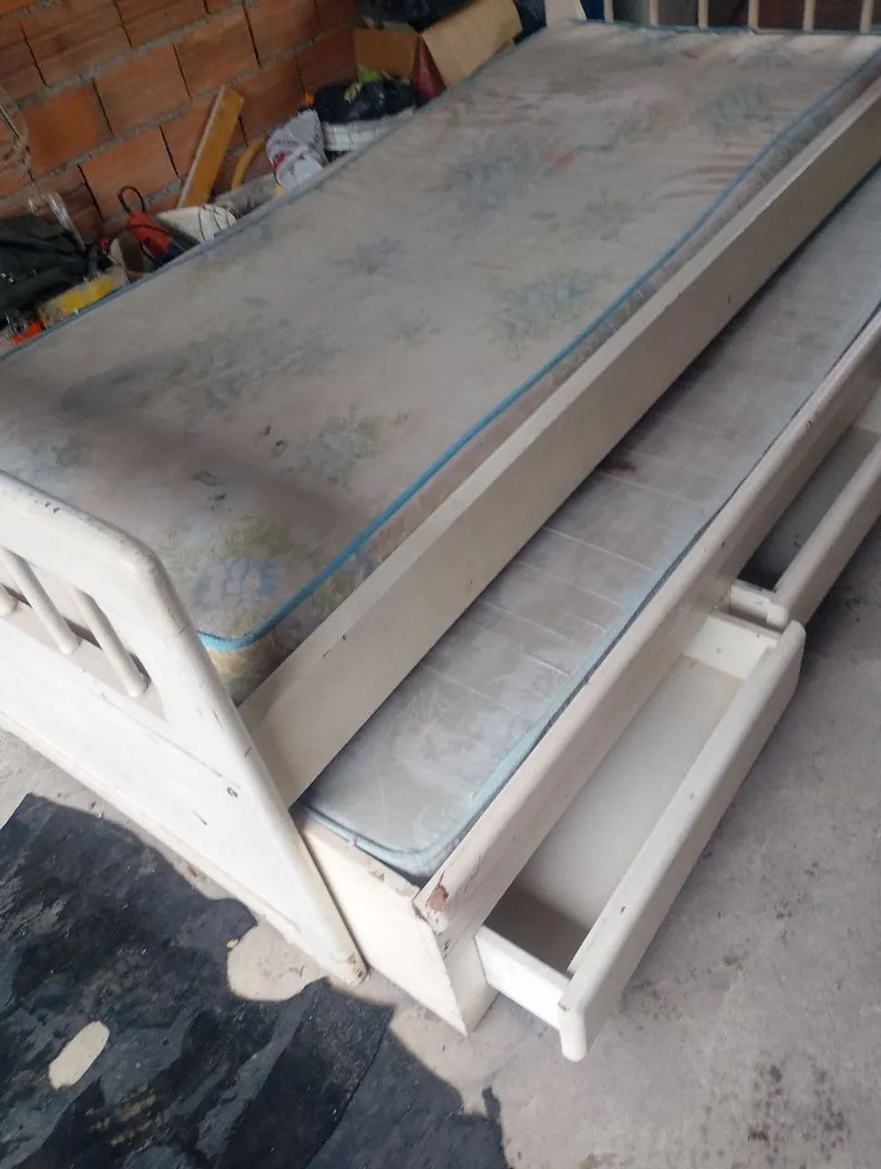 Cama cama dupla com 3 gavetas usada e colchão  - Foto 4