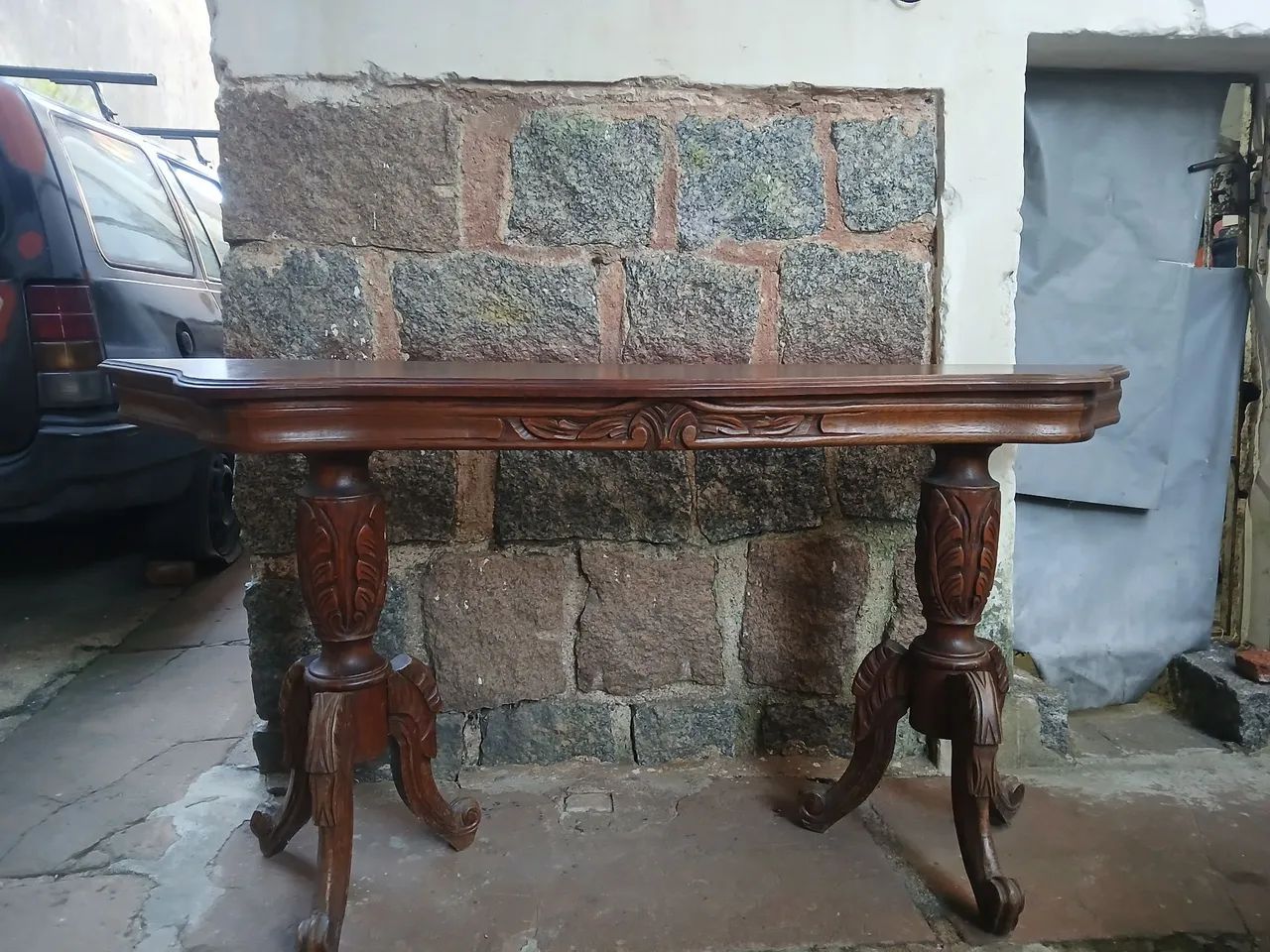 Aparador e mesinhas redondas 
