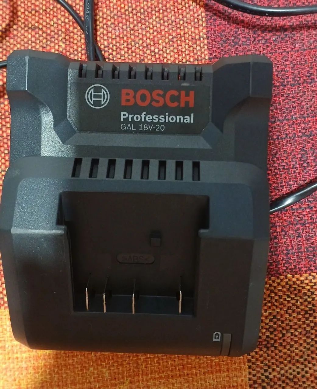 Carregador e bateria BOSCH parafusadeira  - Foto 3