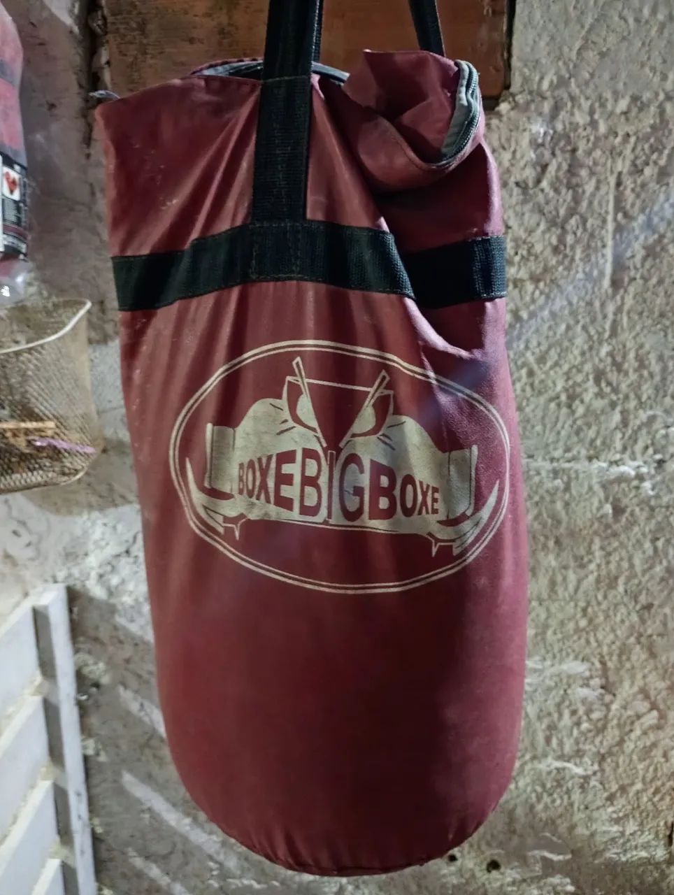 Saco de boxe e par de luvas 