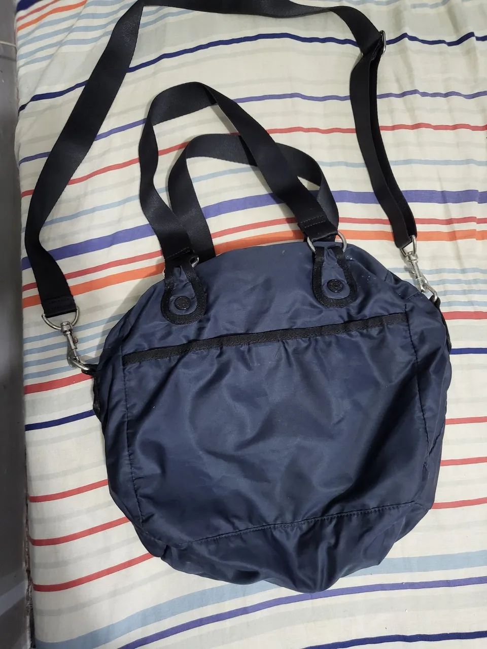 Bolsa Kipling azul escura usada - Foto 2