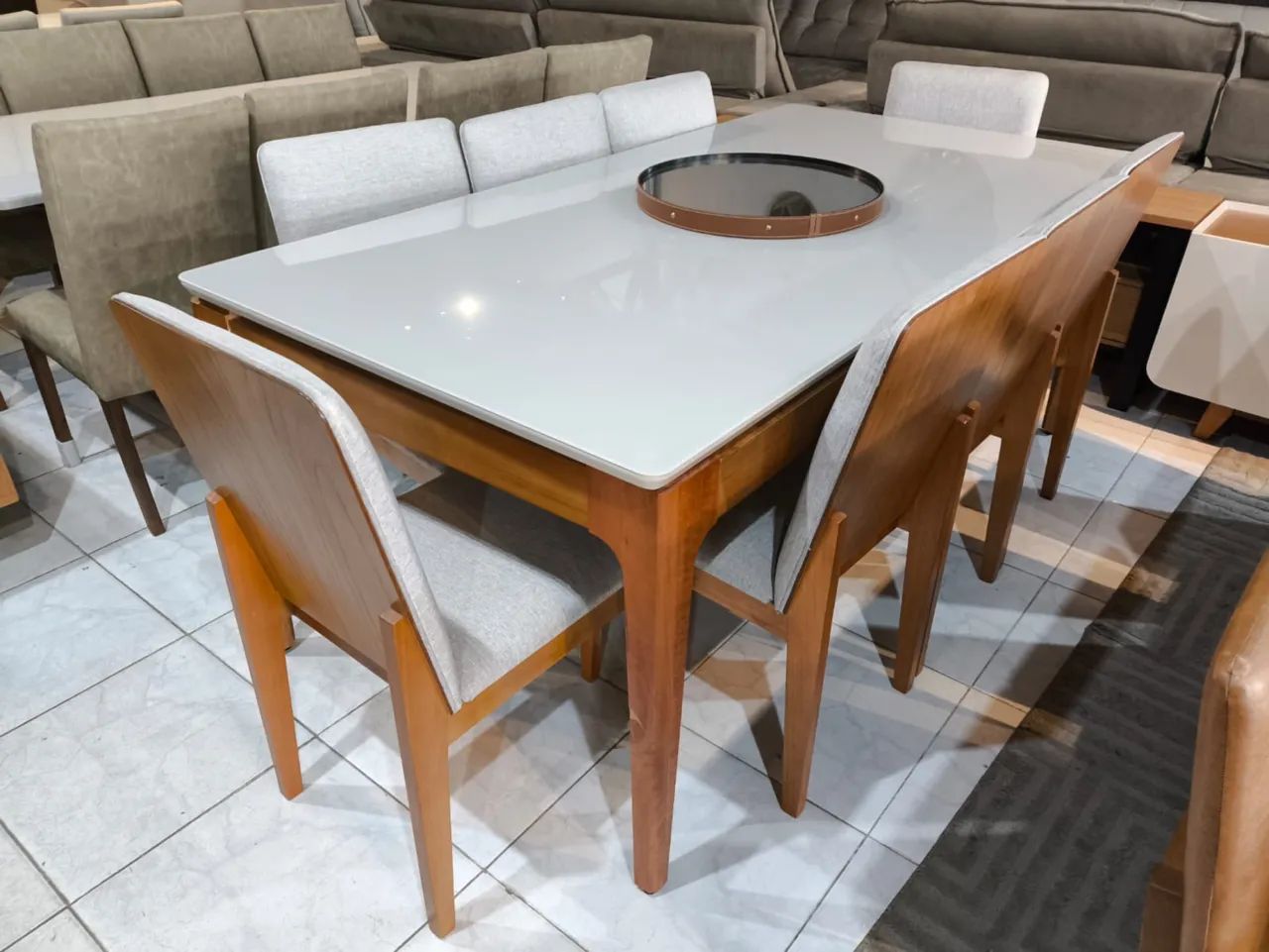 Mesa na laka com cadeiras de madeira  - Foto 3