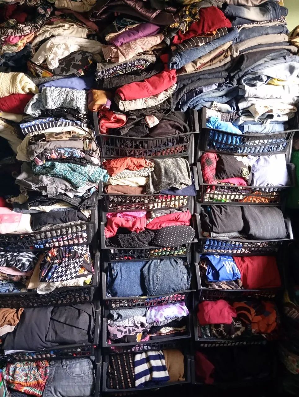 Lote de roupas variadas para brechó com 50 peças  - Foto 5