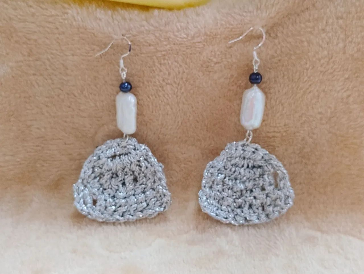 Conjunto de colar e brincos crochê com pérolas naturais e detalhes emprata925