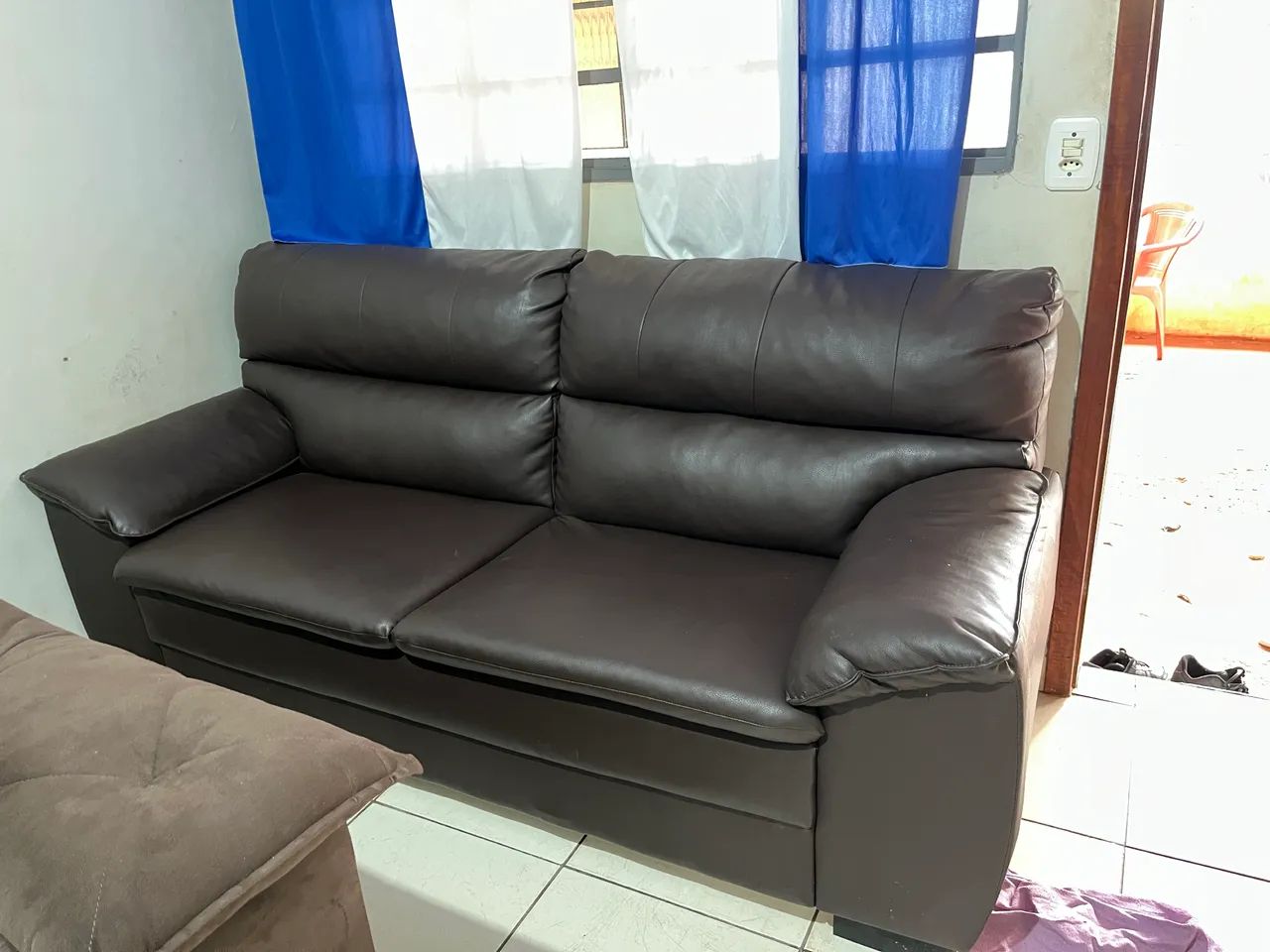 Sofá em courino marrom 2 lugares - Foto 2