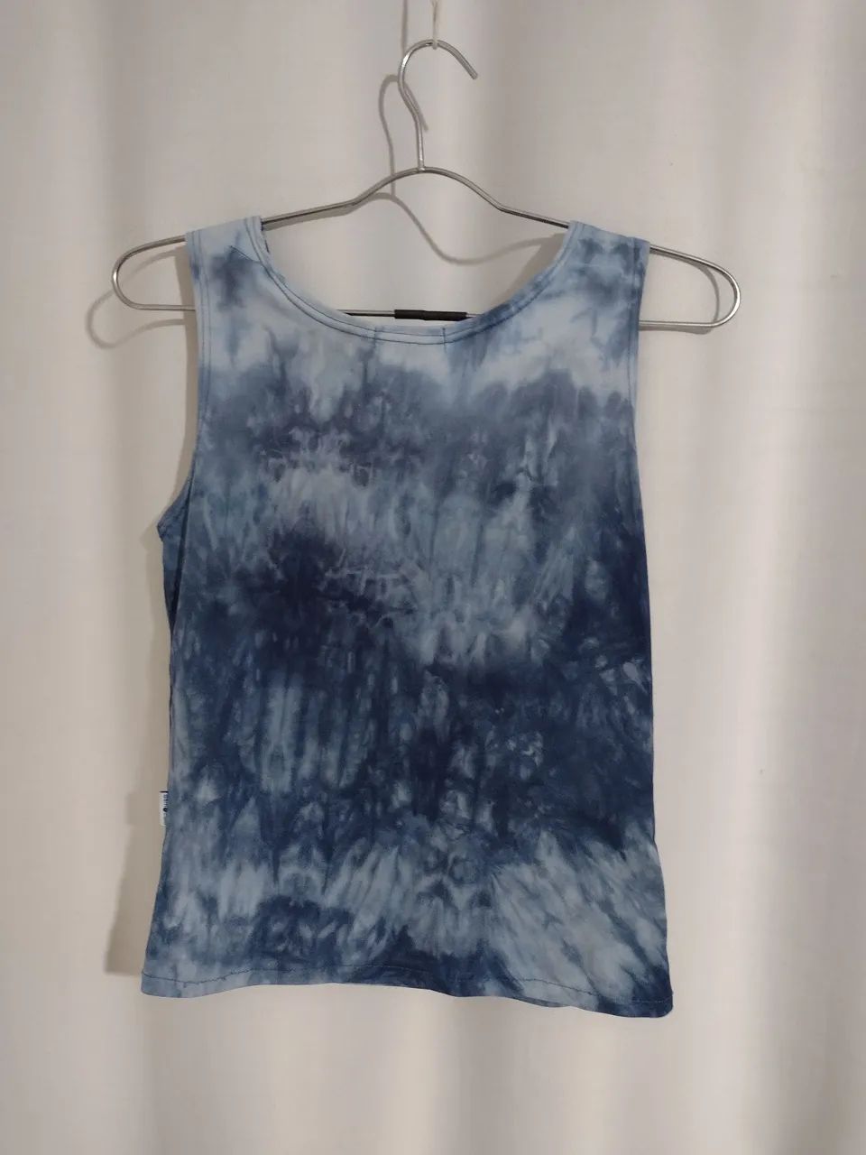 Blusa tie dye azul com Búzios bordados - Foto 2