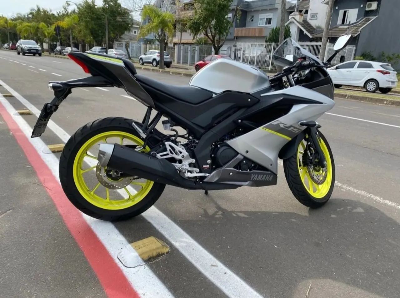 R15  com 2977km - Foto 2