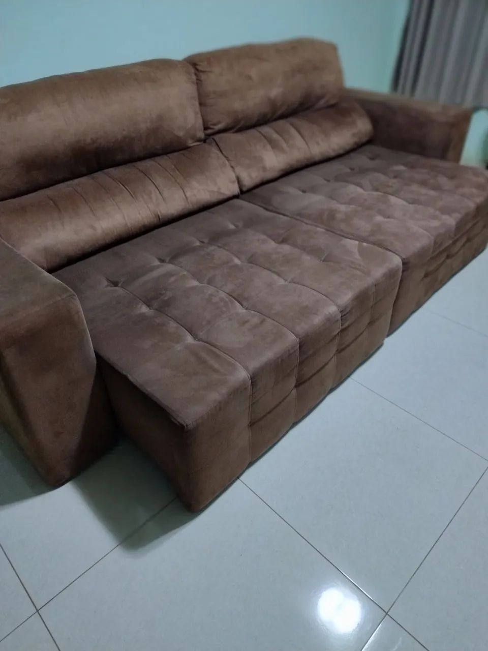 Vendo sofá, 2,25 de assento de 2.50 com com braços, reforçado, excelente estado.  600,00 - Foto 2