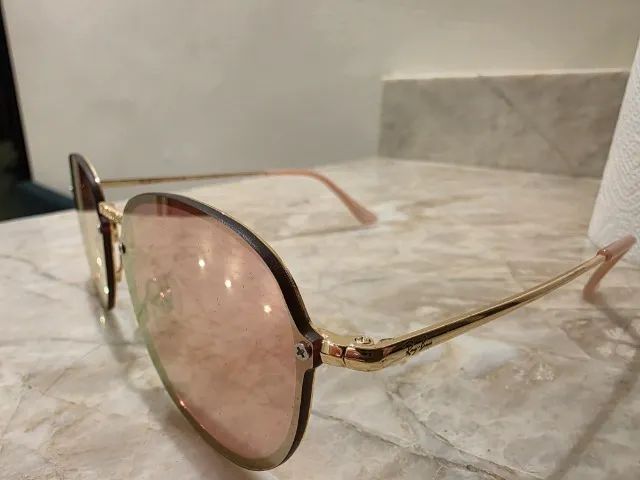 óculos de sol redondo com lentes cor rosa e armação hastes douradas - Foto 3