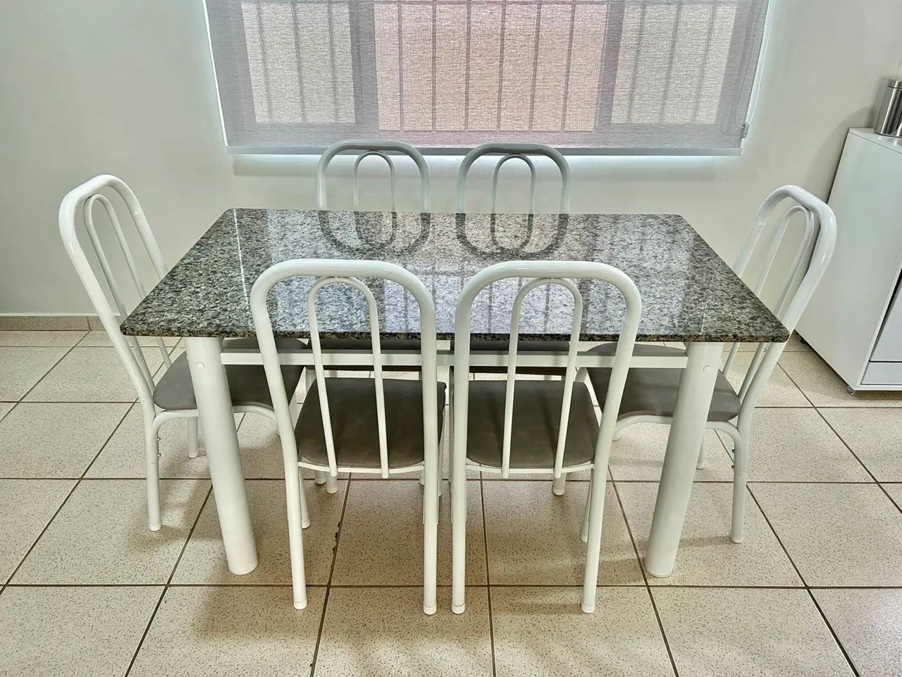 Mesa com 6 cadeiras 