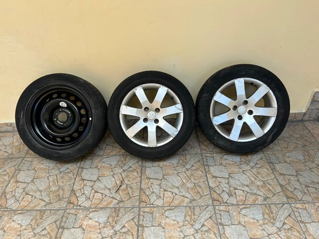 3 Pneus Aro 15 (2 Pneus + Estepe) - R$ 1.200 - Foto 3