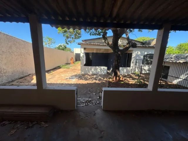 Alugo casa com galpão comercial, no bairro Centenário - Foto 2