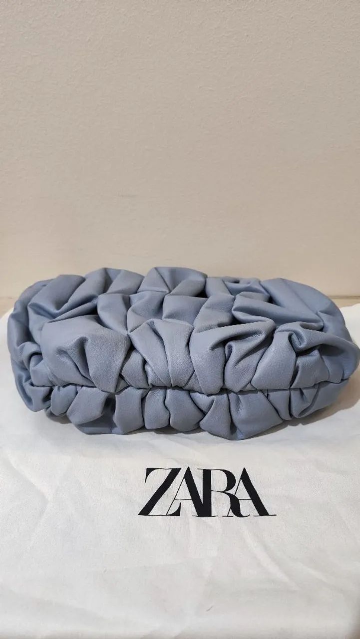 Bolsa Zara sintética azul amassada  - Foto 4