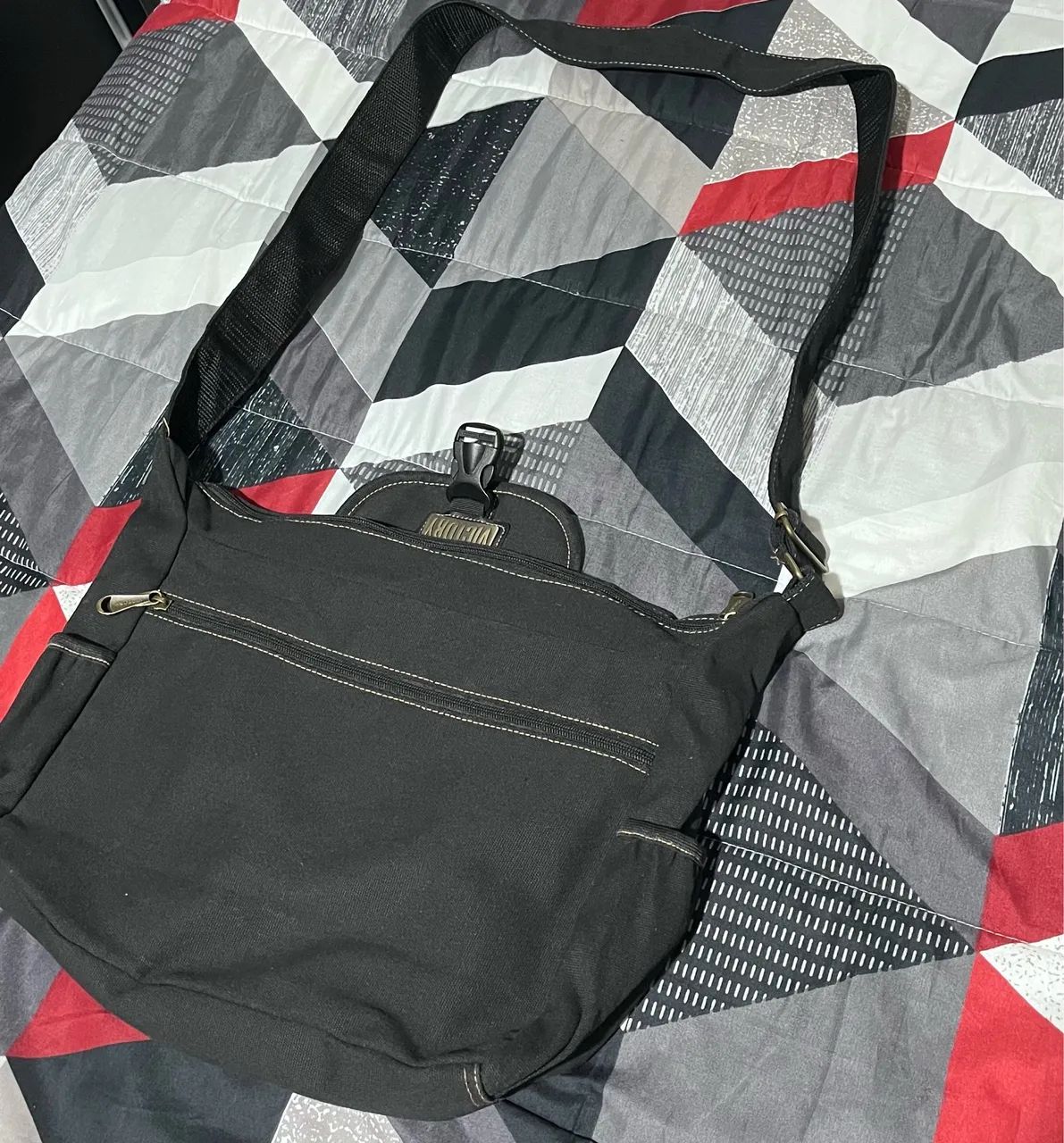 Bolsa carteiro preta - Pouco usada - Foto 2