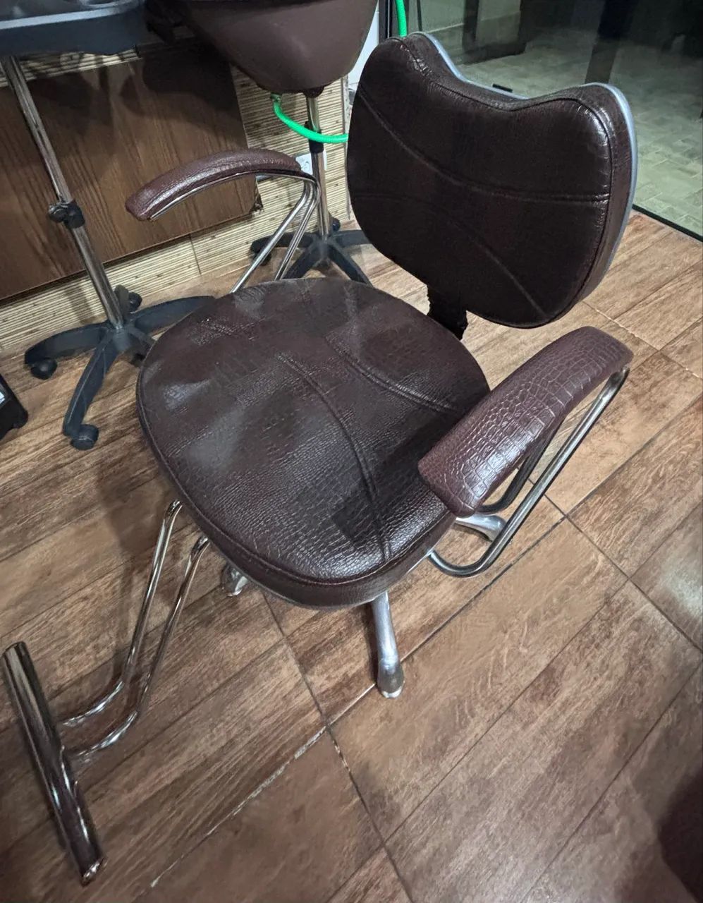 Vendo cadeira para cabeleireiro ou barbeiro hidráulica com encosto reclinável  - Foto 3