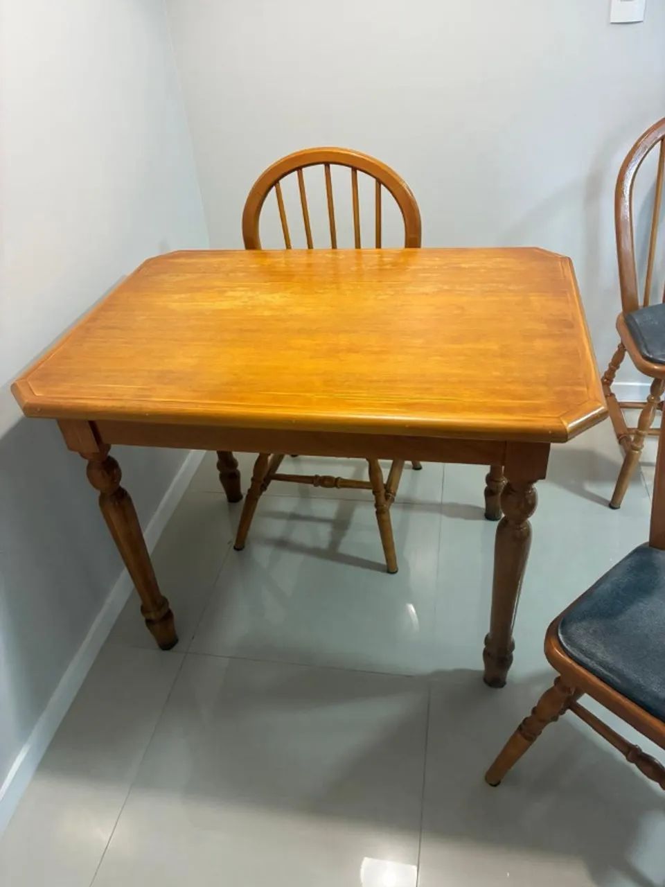 Mesa de Madeira + 3 Cadeiras clássicas - Foto 2