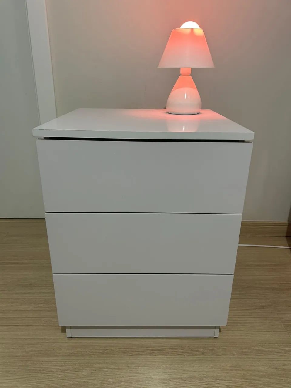 Mesa de cabeceira 3 gavetas branco