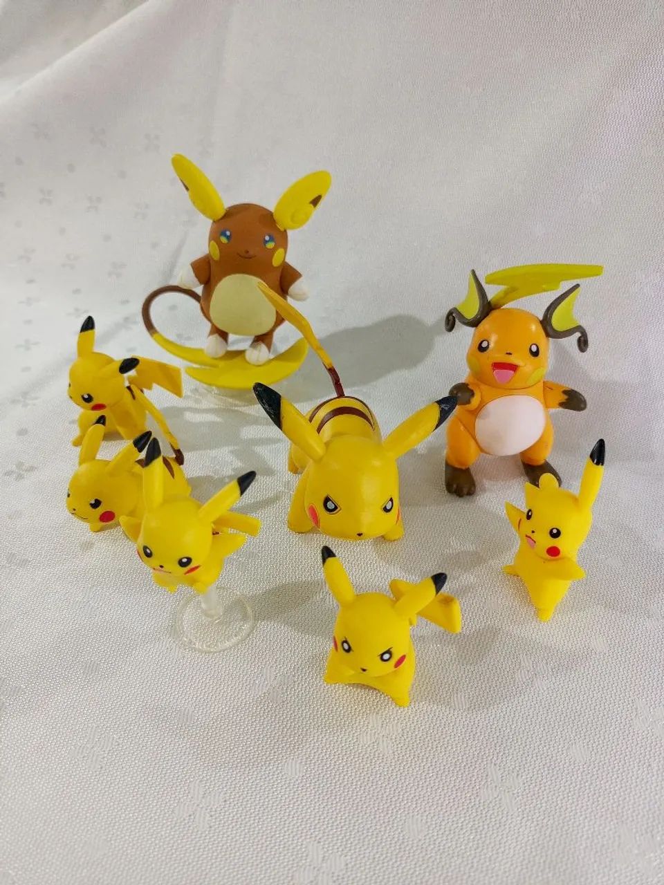 Combo Pokémon, pikachus e suas evoluções. (Alola Raichu e Raichu) Com 8 bonecos