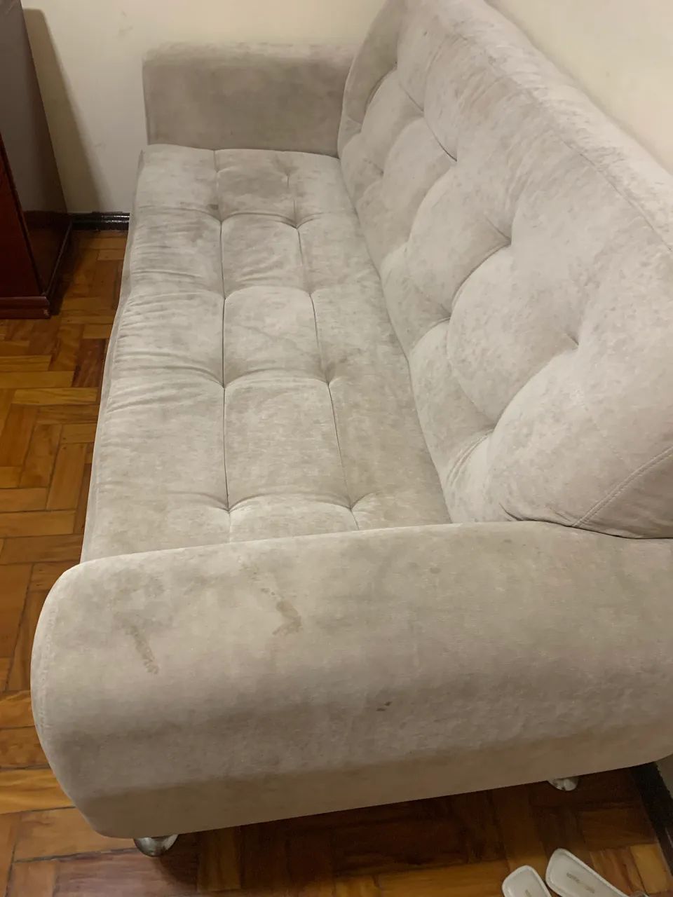 Sofá em excelente condições, sem nenhum rasgo, porém sujo. 