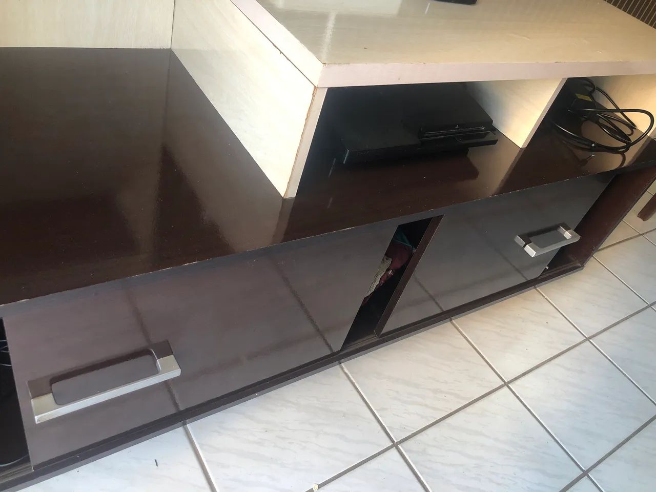 Rack de madeira para sala com portas e prateleiras  - Foto 2