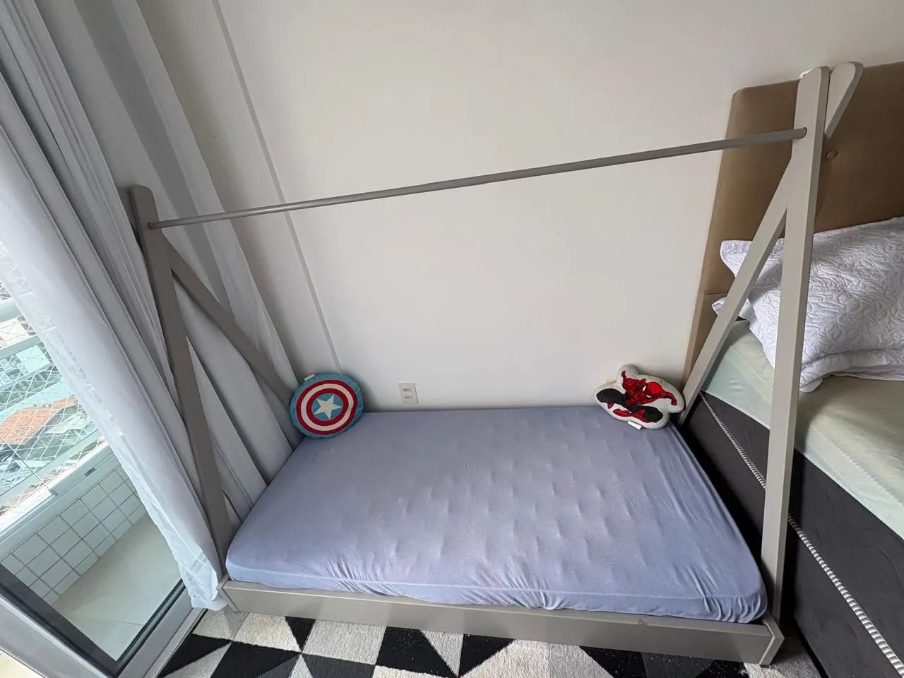 Cama e colchão de criança montessoriana tokstok