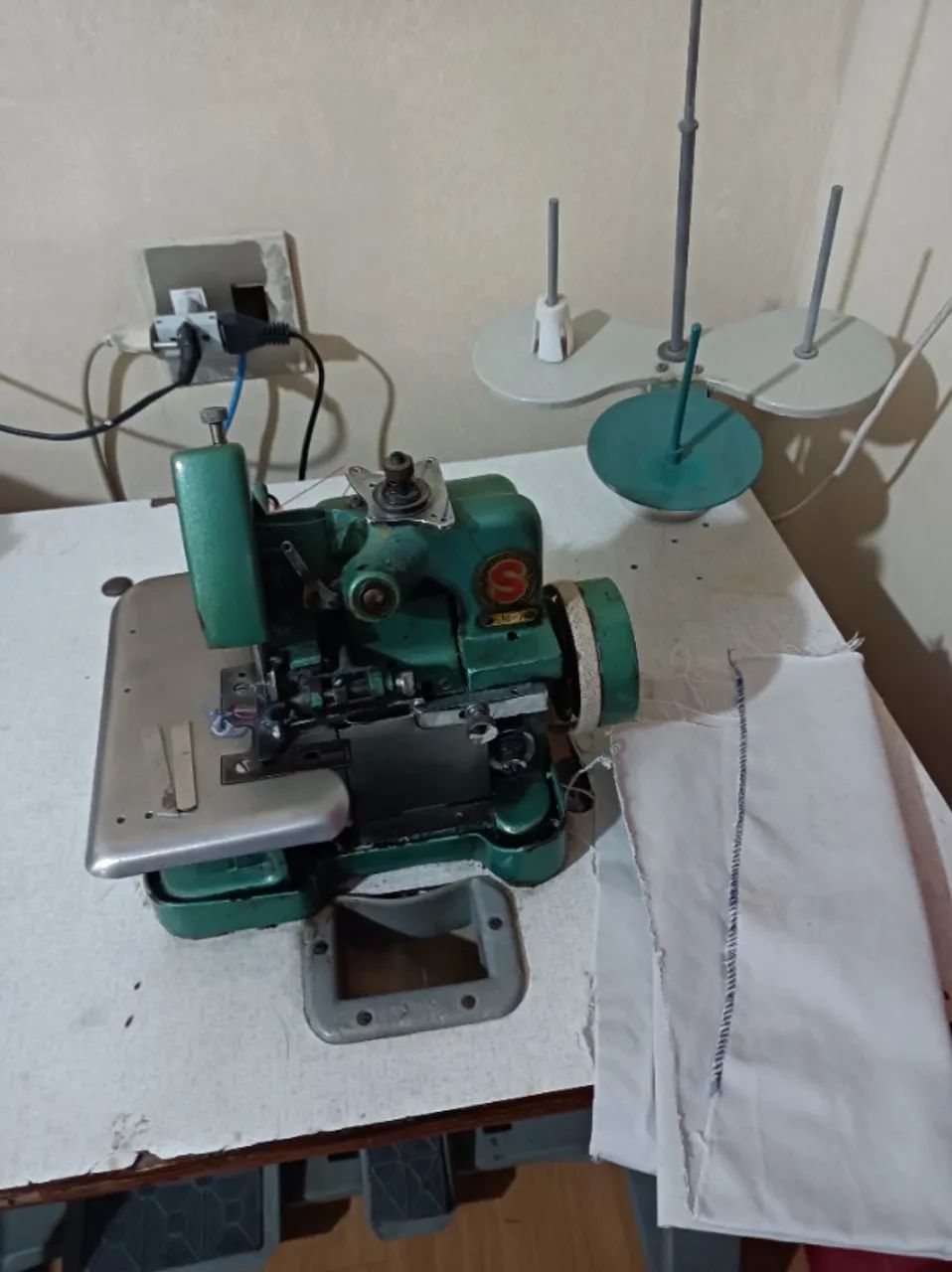 Máquina de costura overloque 