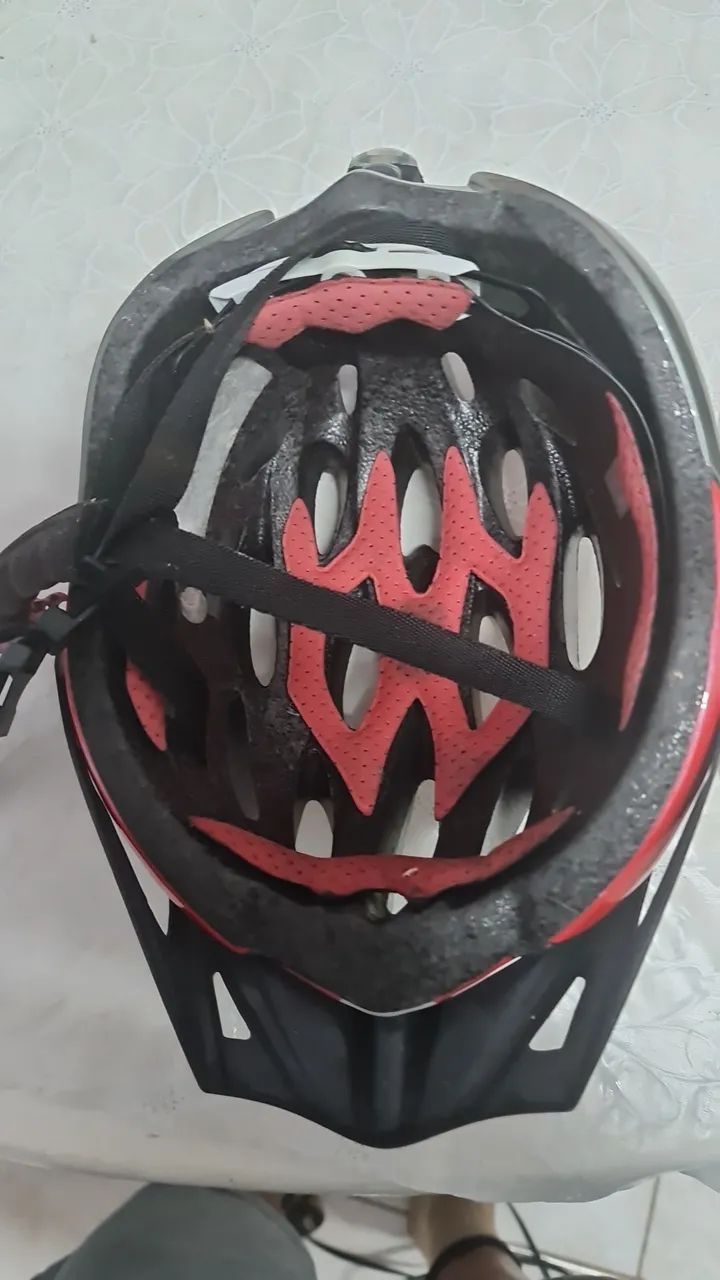 CAPACETE PARA BICICLETAS COM SINALIZAÇÃO 