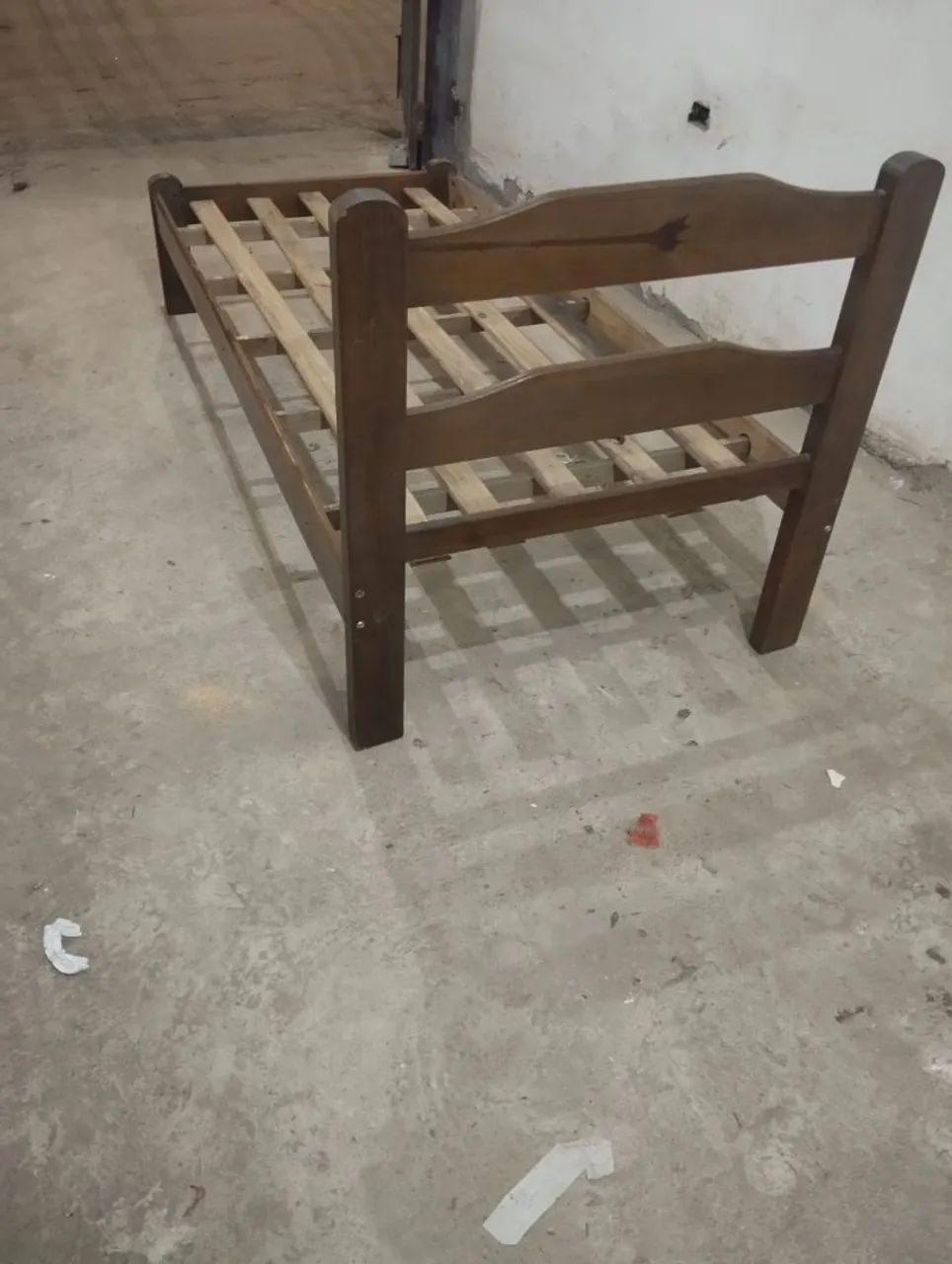 Vendo cama de solteiro de madeira  - Foto 2